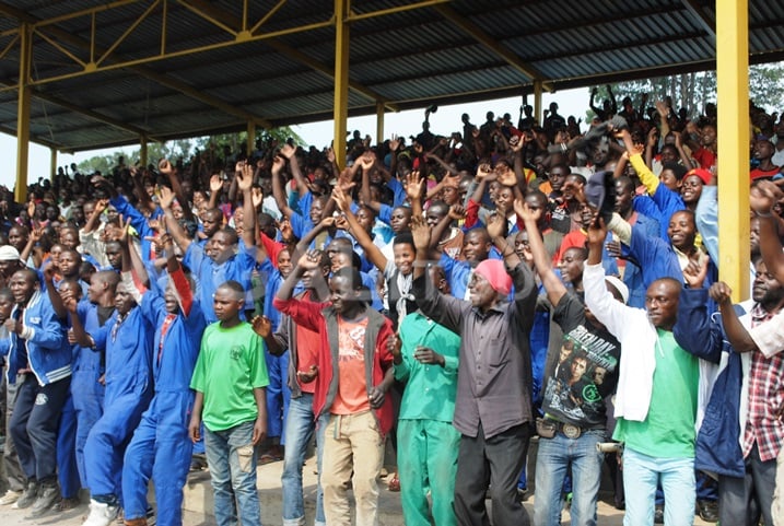 Abaturage bishimira bamwe mu bahanzi babasusurukije.