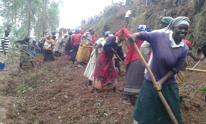 Abaturage bishimiye gukorana umuganda n'abayobozi