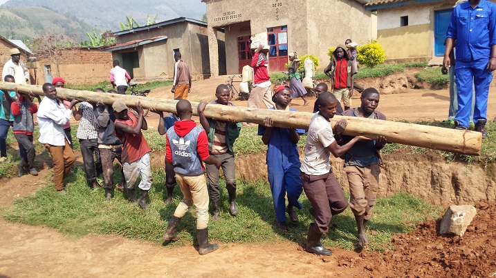 Abaturage bishimiye kubona umuriro bitabira umuganda ku bwinshi