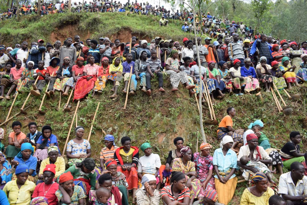 Abaturage bitabiriye umuganda ari benshi