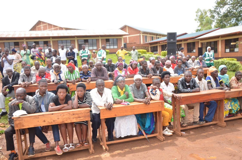 Abaturage bitabiriye umuhango wo gusoza icyumweru cyo kwibuka ku nshuro ya 25 Jenoside yakorewe Abatutsi