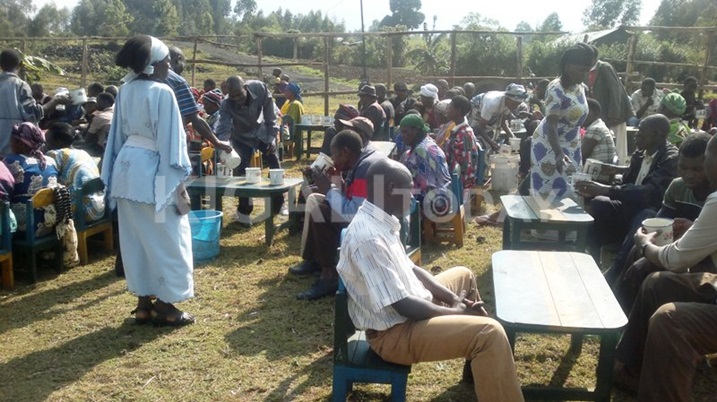 Abaturage bo mu mudugudu wa Kidaho bijihije umuganura basangira umusururu w