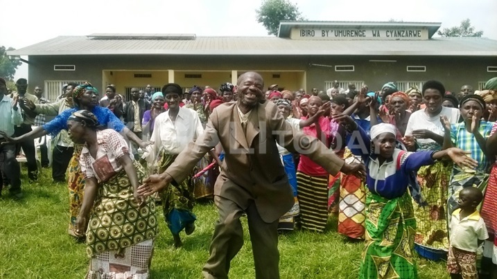 Abaturage bo mu murenge wa Cyanzarwe bishimiye kwakira abadepite baje kubatega amatwi.