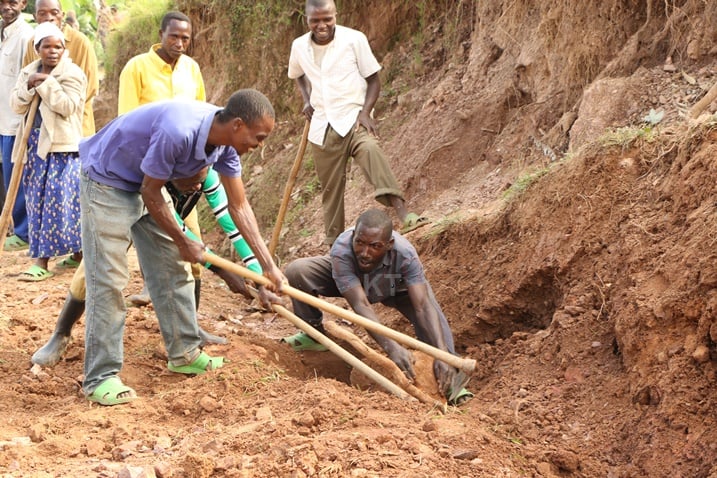 Abaturage b'Umurenge wa Gashaki bakoze umuganda batera ibiti.