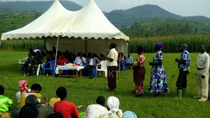 Abaturage bo mu murenge wa Gashenyi mu karere ka Gakenke, baravuga ko biteguye kuzatora “Yego” ku munsi wa Referandum.