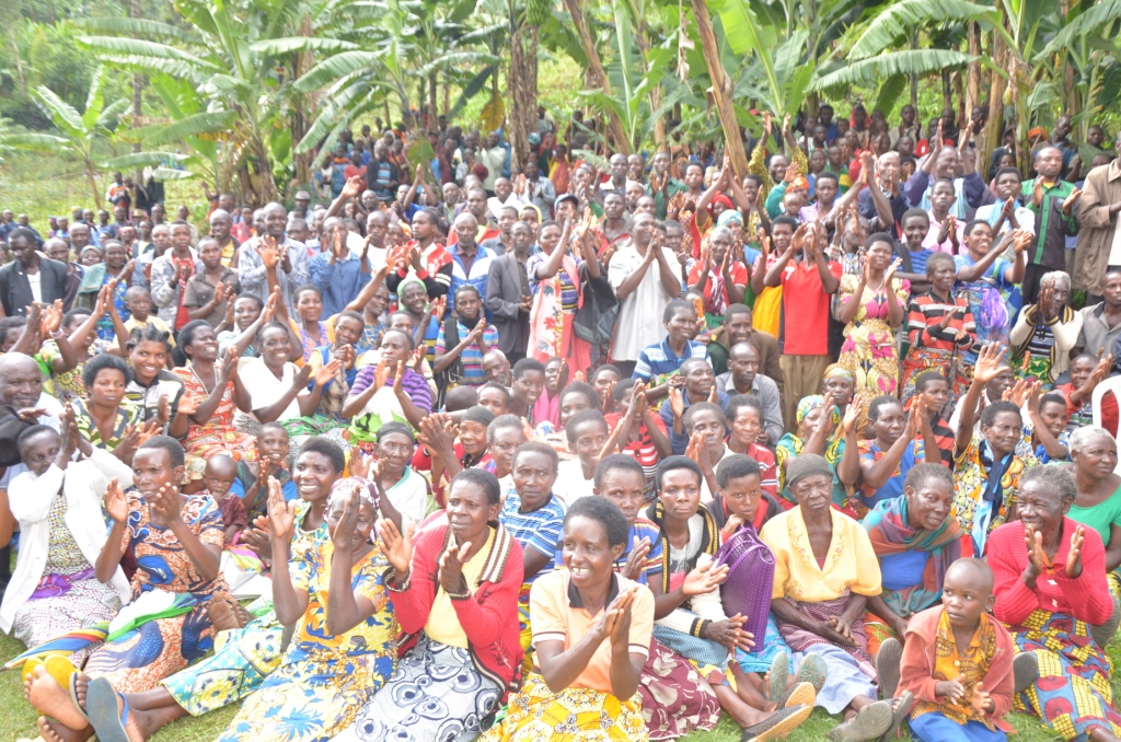 Abaturage bo mu murenge wa Karambi bishimira uburyo ingabo zabagobotse zigahashya abanzi