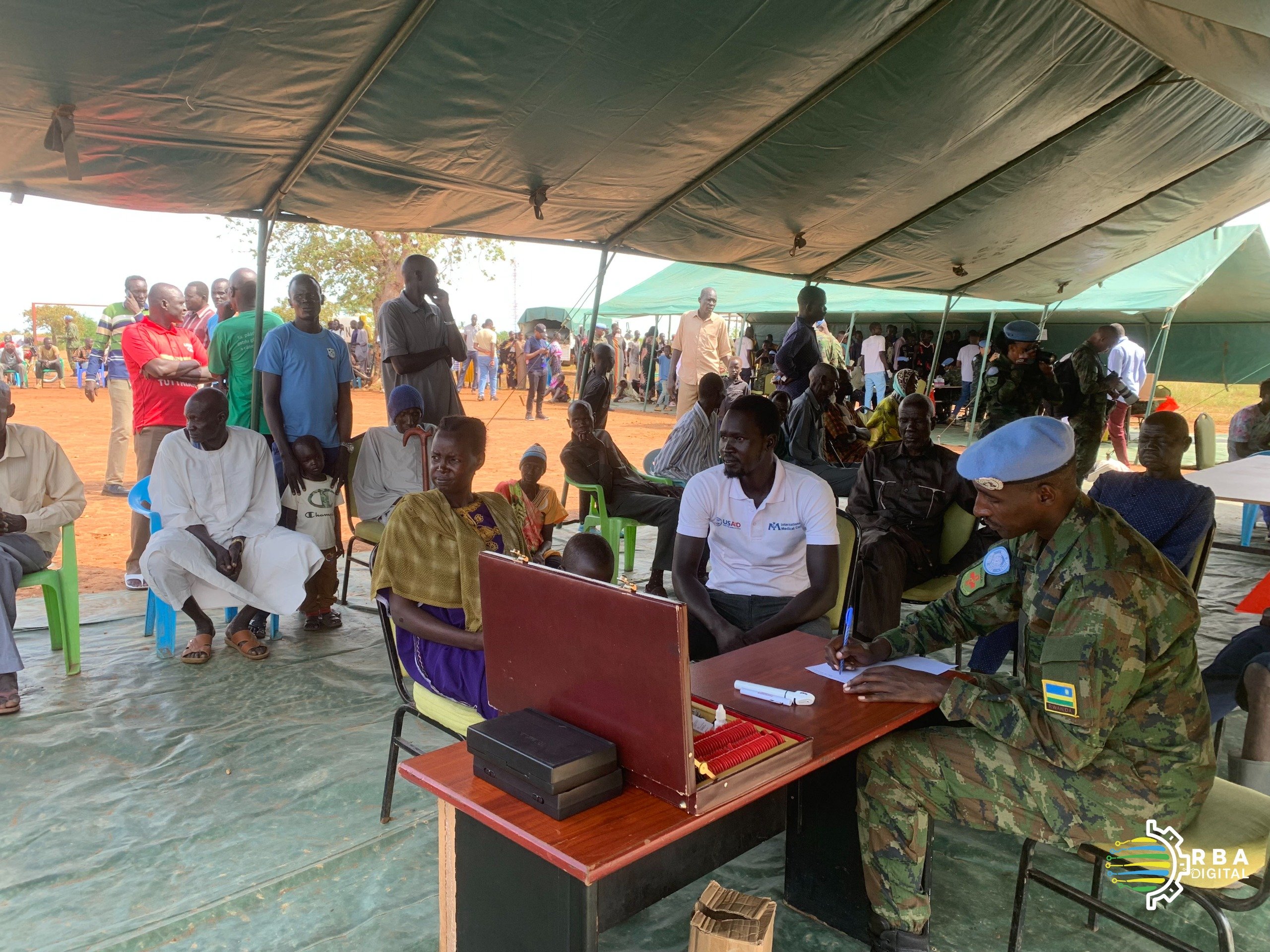 Muganga w'amaso arimo gusuzuma abaturage indwara y'amaso