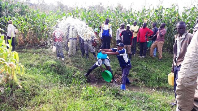 Abaturage bose baturiye ahari amazi bategetswe kuvomera ibihingwa kugira ngo bituma.jpg