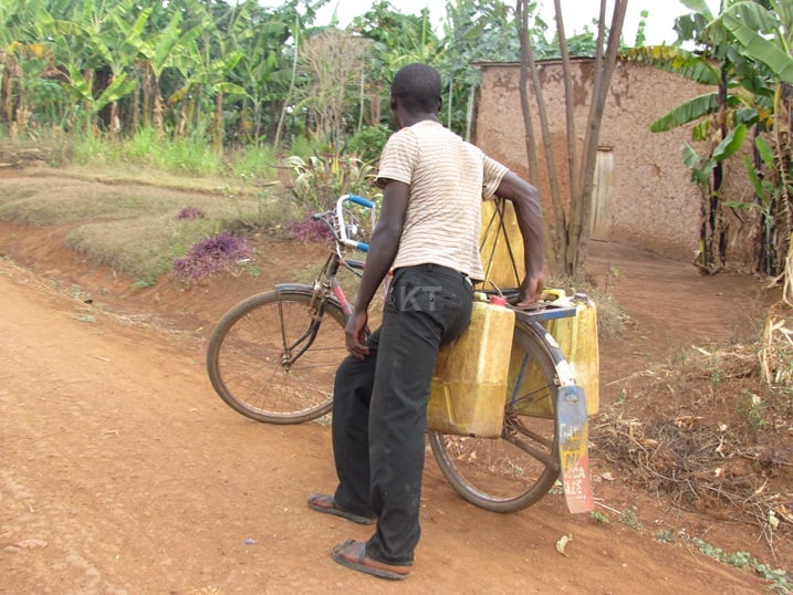 Abaturage ngo bajya kuvoma amazi ku isoko ya Nyabombe bibavunnye cyane.