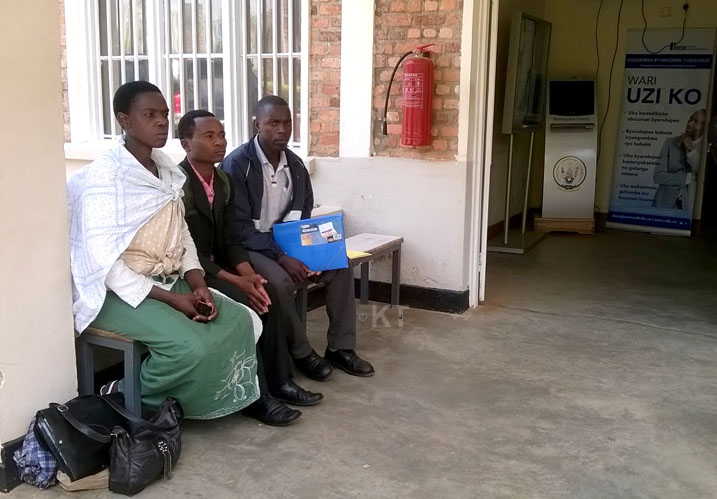 Abaturage ntibishimira uburyo bicara amasaha menshi bategereje guhabwa serivisi 