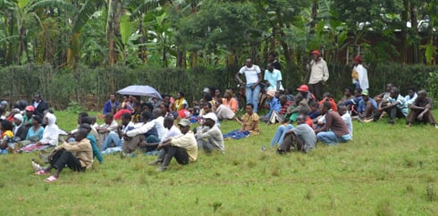Imbaga y'abaturage baje kumva isomwa ry'urubanza batavugaho rumwe.