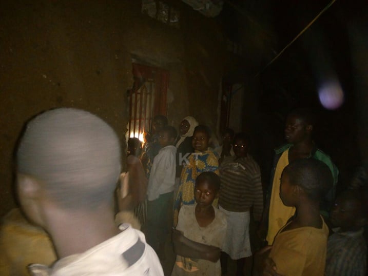 Abaturanyi bari benshi ku rugi bategereje kureba uko uwo bashinja gusambanya umugore w'abandi asohoka.