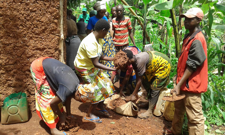 Abaturanyi bari bitabiriye umuganda batera inkunga umuryango w'ufite ubumuga