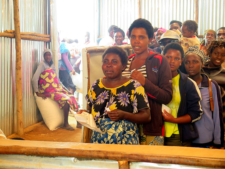 Abatuye inkambi ya Kigeme bishimiye ubunani bagenewe.