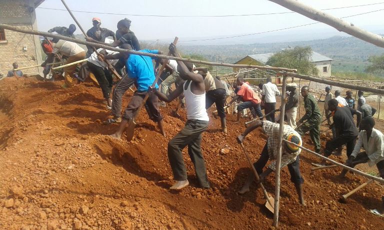 Kirehe bakoze umuganda wo kwiyubakira ivuriro rito