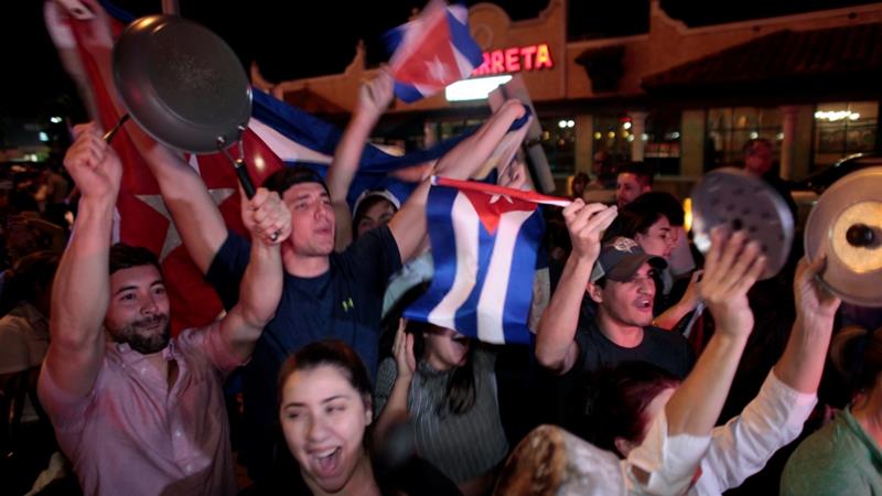 Abatuye i Miami muri Amerika bagiye mu mihanda bishimira urupfu rwa Castro