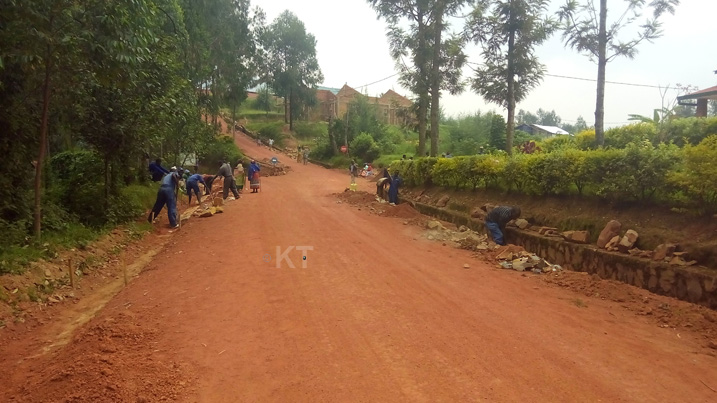 Abatuye mu karere ka Gakenke barimo gukora imihanda barishimira ko imirimo bakora haricyo yongera ku bukungu bwabo bikabafasha kwiteza imbere