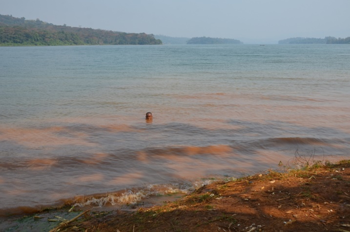 Abatuye Nkombo barasaba kongererwa amavomero kugira ngo bareke gukoresha amazi y'ikiyaga cya Kivu.