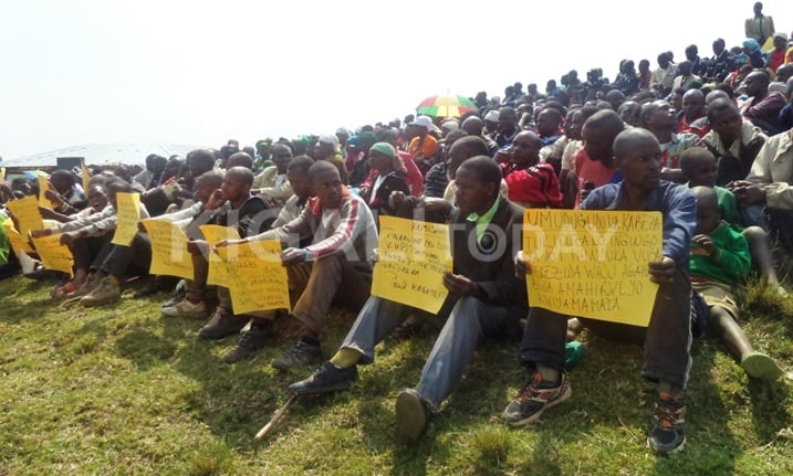 Abatuye umurenge wa MANIHIRA nibo bonyine bari baje bitwaje ibyapa byanditse ho ubutumwa bugaragaza ko Paul Kagame agikenewe.