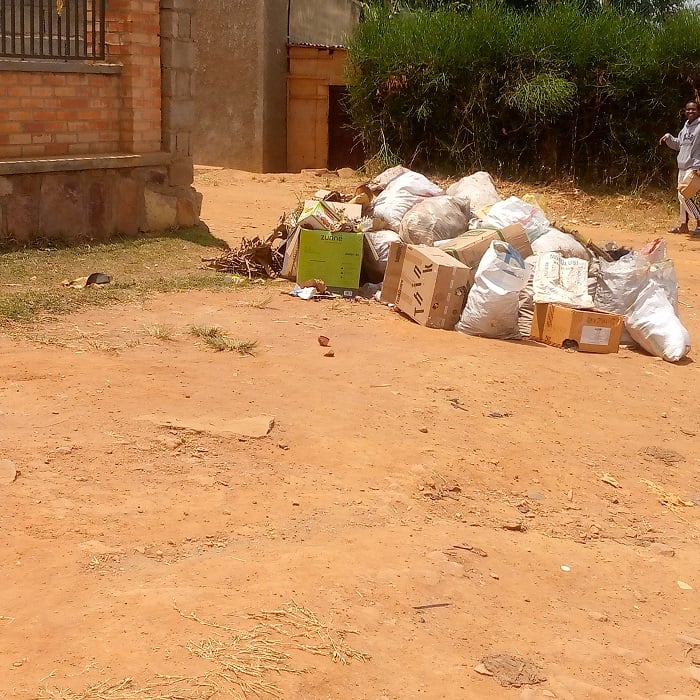 Abatwara imyanda y'ibishingwe barasabwa kwirinda kubirunda ku muhanda igihe imodoka itaraza kubitwara
