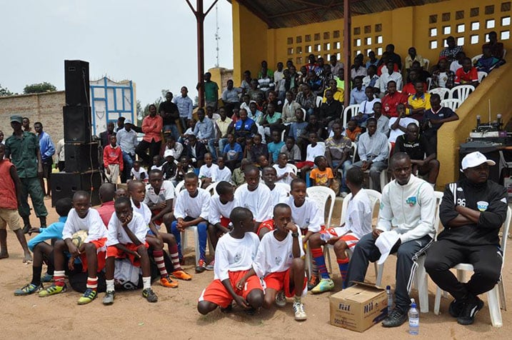 Abavandimwe n'ababyeyi bari baje kubashyigikira.