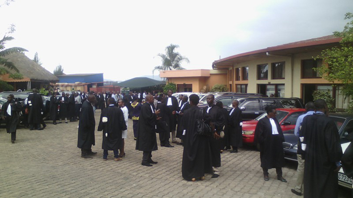 Abavoka binjiye mu cyumba cy'itora bambaye umwenda w'akazi