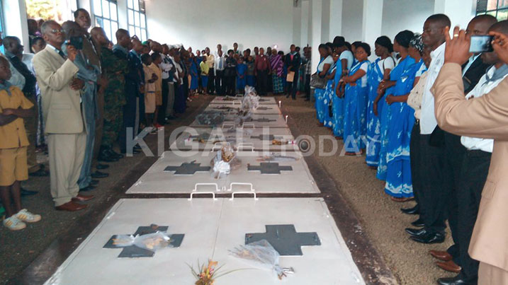 Abayoboke ba ADEPER bunamiye abazize Jenoside yakorewe abatutsi bashyinguye mu rwibutso rwa Kamembe. 