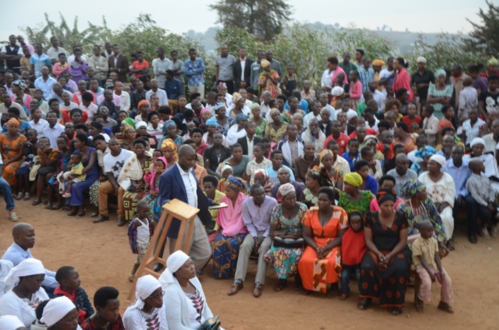 Abayoboke b'amadini n'amatorero atandukanye bashimira Imana.