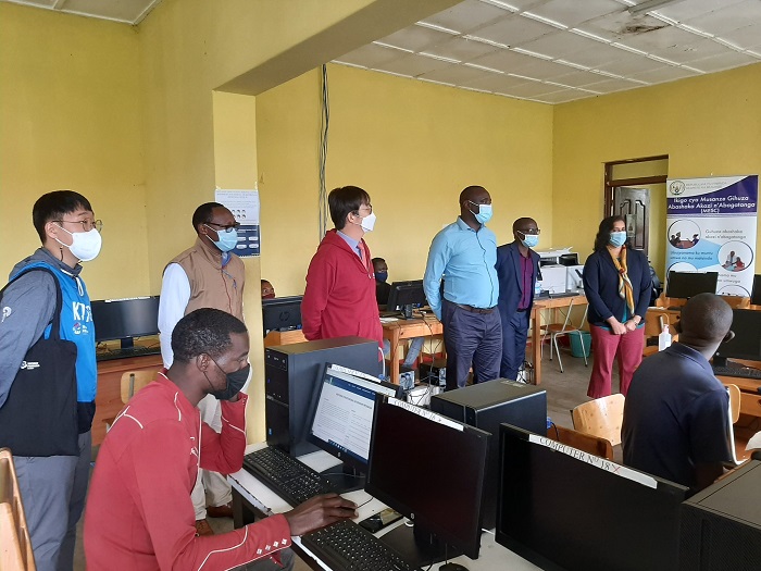 Abayobozi muri Minisiteri y'Urubyiruko n'umuco, abaturutse muri KOICA na UNDP basobanurirwa imwe mu mishinga y'urubyiruko