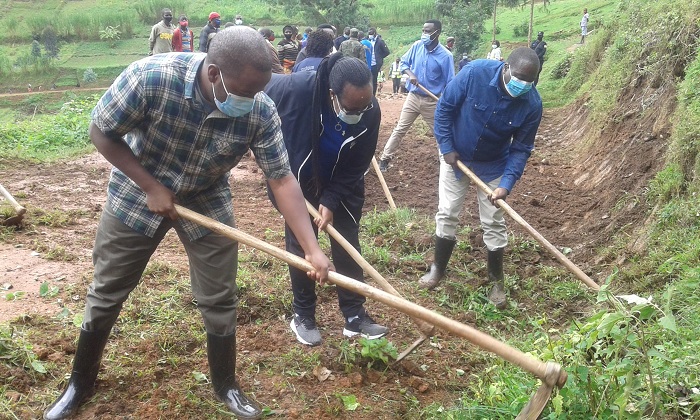 Abayobozi bifatanyije n'abaturage muri ibyo bikorwa