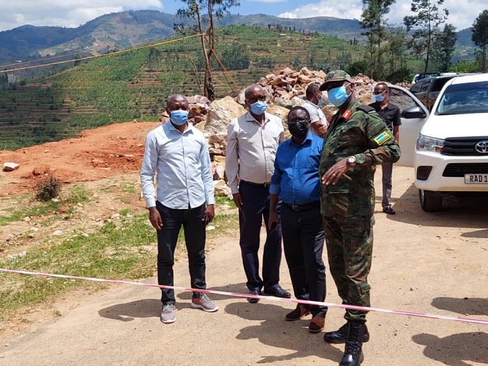 Guverineri Habitegeko avuga ko gufata abaturage bidahagije ngo ubucukuzi butemewe buhagarare