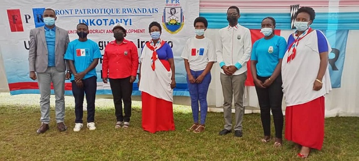 Abayobozi banyuranye bafashe ifoto bari kumwa n'abana batatu bahize abandi