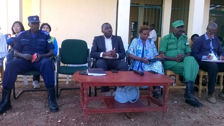 Abayobozi b'akarere ka Nyamagabe mu nzego zitandukanye baganira n'abaturage mu murenge wa Gasaka.
