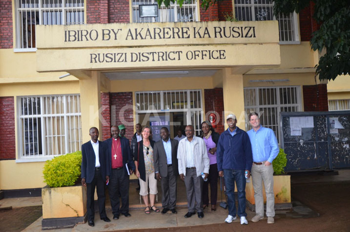 Abayobozi b'Akarere ka Rusizi n'abakozi ba World Vision nyuma yo kuganira ku mishinga uyu muryango uzatera inkunga