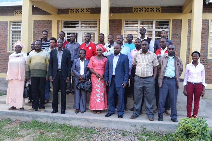 Abayobozi b'amashuri, aba REB n'abahoze ari abanyeshuri ba Tumba College of Technology bakoze izo mashini.