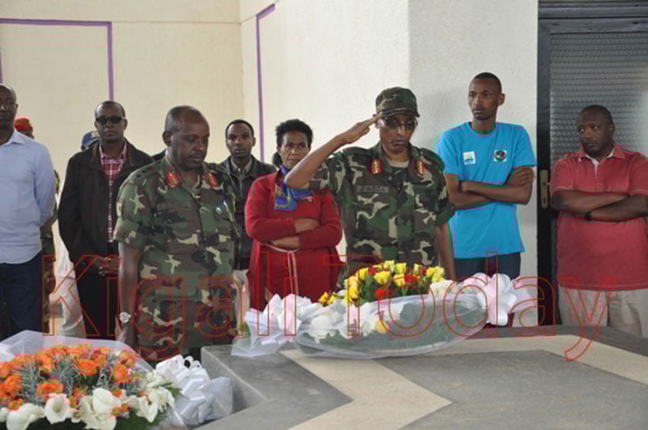 Abayobozi b'Ingabo bifatanyije na AERG na GAERG bunamira abashyinguye mu rwibutso rwa Cyanika.
