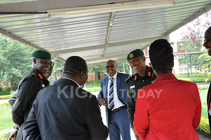 Gen. Nyamvumba n'impuguke baganira nyuma yo gutangiza ibiganiro ku mutekano.