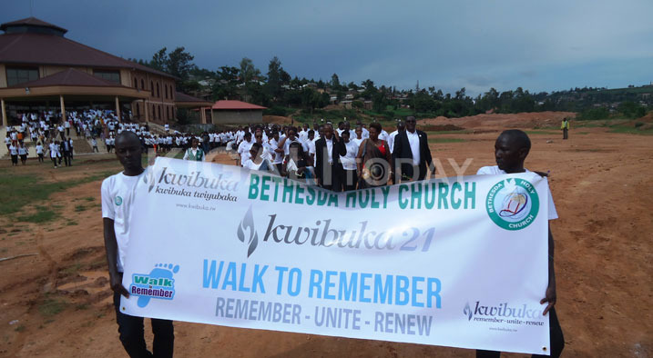 Abayobozi b'Itorero Bethesda imbere y'abakristo, mu rugendo rwo kwibuka rwahereye ku rusengero, kugera ku rwibutso rwo ku Gisozi.