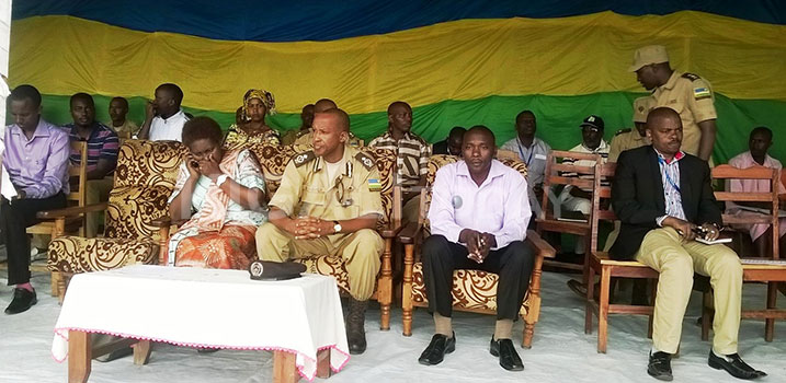 Abayobozi ba Gereza ya Nyakiriba bifatanyije n'abagororwa mu biganiro.