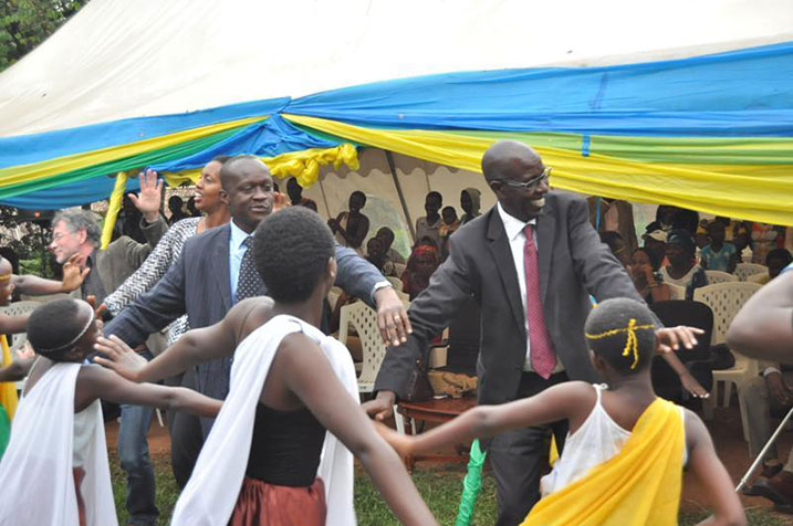Abayobozi bafatanyije n'abana kwizihirwa babyina.