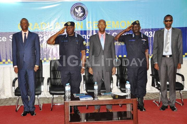 Abayobozi bakuru bitabiriye umuhango wo gusoza amasomo y'abapolisi bakuru.