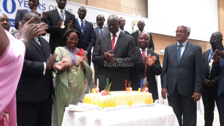 Abayobozi banyuranye barimo Johnston Busingye bakase umugati