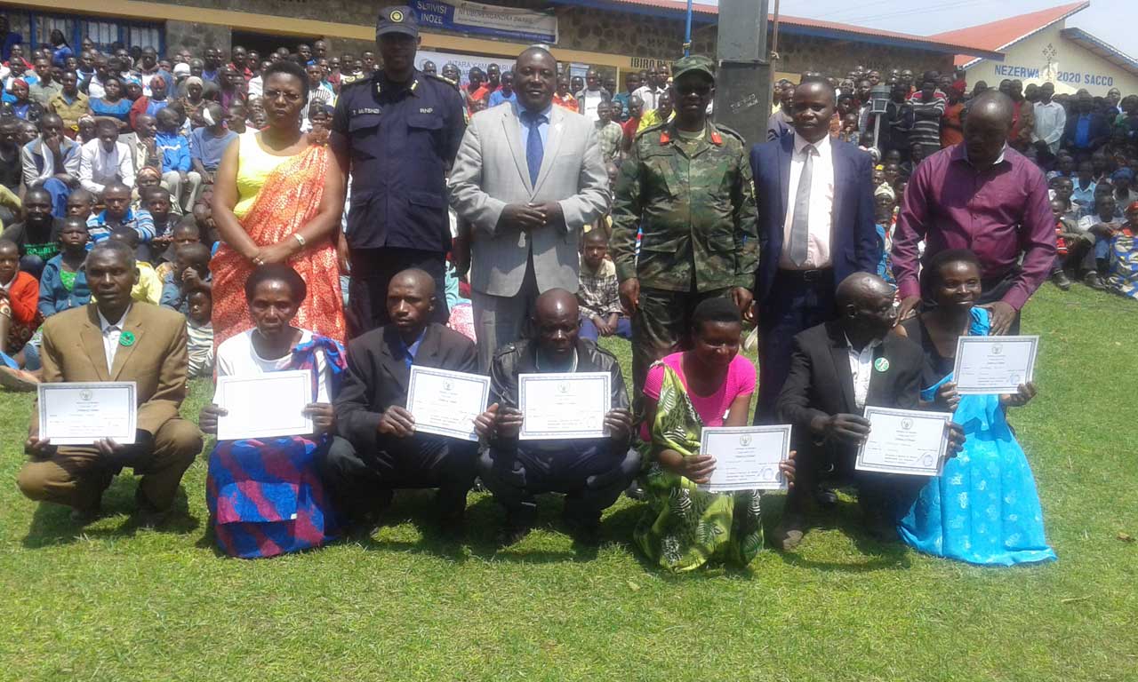 Abayobozi banyuranye bifotozanya n'abarinzi b'igihango bambitswe imidari