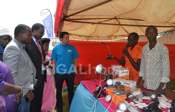 Abayobozi barimo uw'Akarere ka Rwamagana basura ahamurikirwa amatara akorsha imirasire y'izuba.