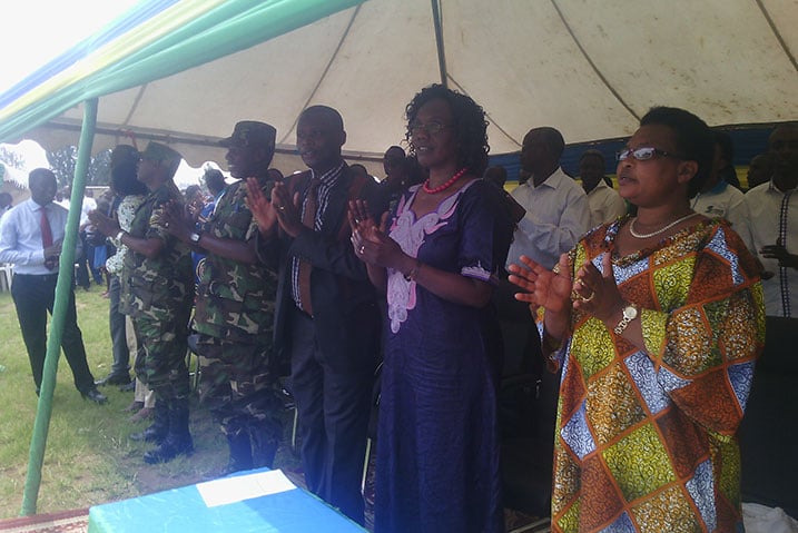 Abayobozi batandukanye barase ubutwari bw'intwari z'u Rwanda banacinya akadiho. 