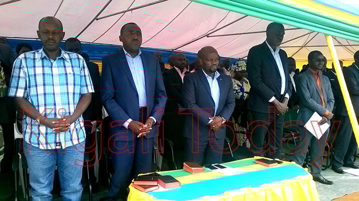 Abayobozi batandukanye mu isengesho ryo gushimira Imana ku byo akarere kabo kagezeho. 
