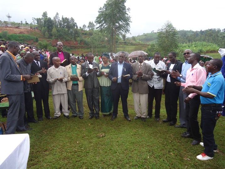 Abaturage batishoboye bahawe abishingizi biganjemo abafatanyabikorwa ngo babafashe gutera imbere.