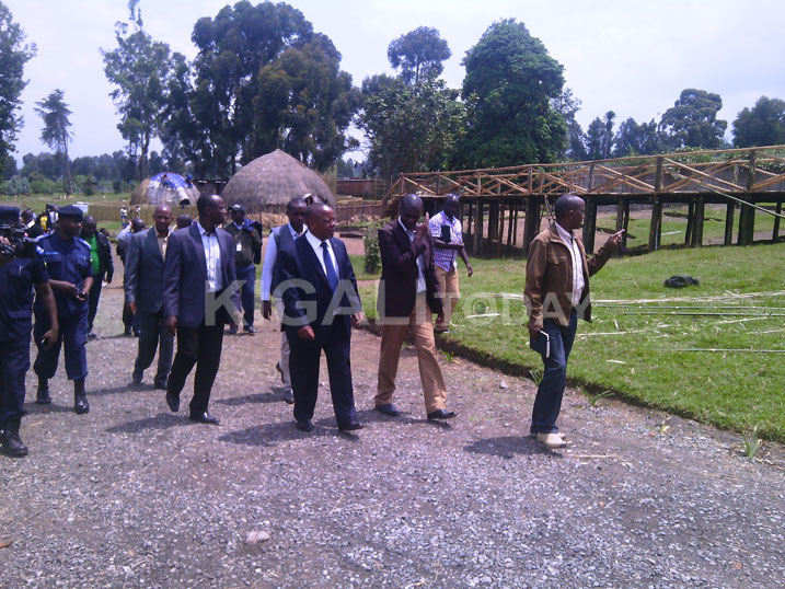 Abayobozi batandukanye basura ahabera umuhango wo kwita izina ingagi.