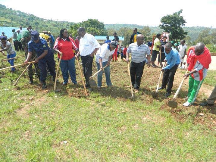 Abayobozi bifatanyije n'urubyiruko mu muganda mbere yo gutangiza itorero.