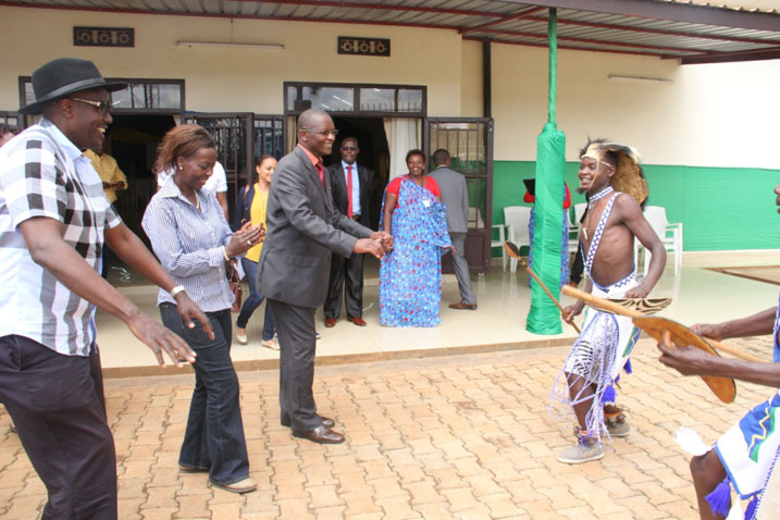 Abayobozi bishimana n'itorero ryo ku Nkombo ryabasusurukije.